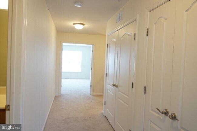 Building Photo - 2261 Kew Gardens Dr