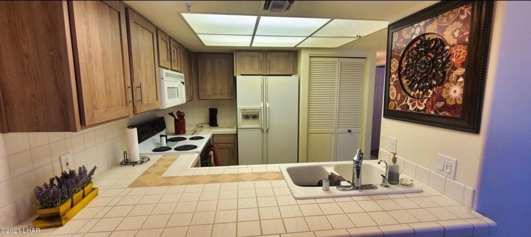 Kitchen - 2095 Mesquite Ave