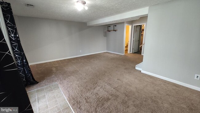 Building Photo - 2 Shadowbrook Ct