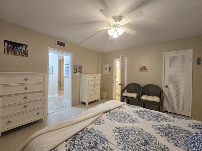 Building Photo - 1161 Hillsboro Mile