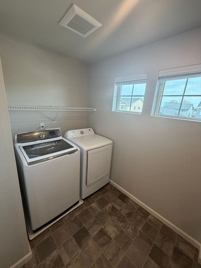 Building Photo - Must See Large Home in HOA Neighborhood!