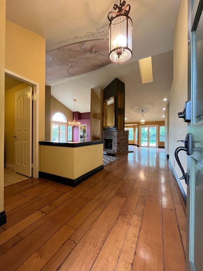 Building Photo - Large , Elegant Single Story House in Pres...