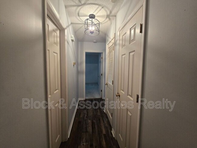 Building Photo - 606 English Ct