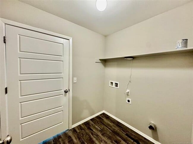 Building Photo - Newer build with Split Floor plan