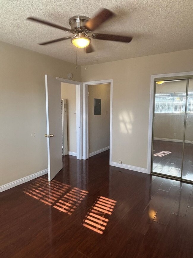 Building Photo - 1 Bedroom available now in East LA