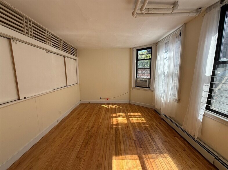 Building Photo - 337 Beacon St
