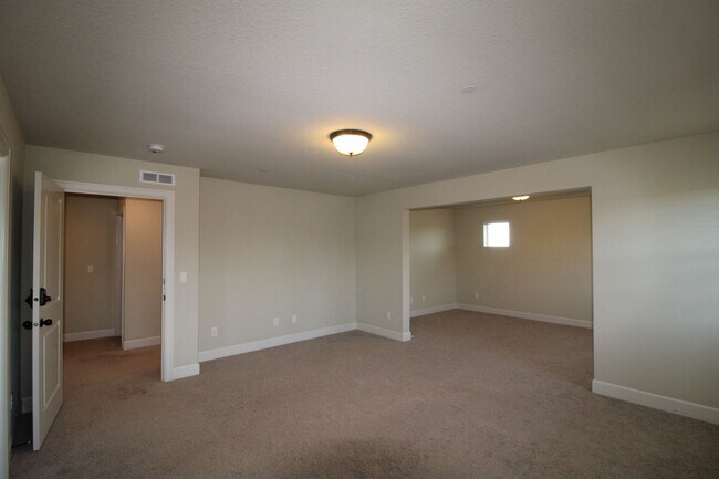 Building Photo - WELL MAINTAINED, BEAUTIFUL 5 BR HOME IN THE CAMAS HILLS!