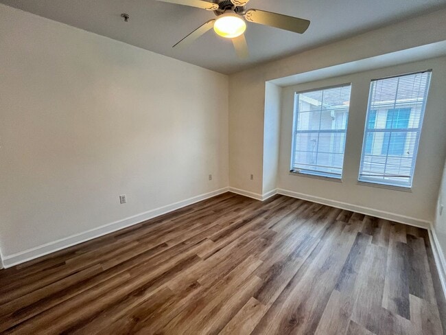 Building Photo - Oxford Terrace Phase I: 4/4 luxury apartment just 3 blocks from UF & 1 block from Sorority Row. L...