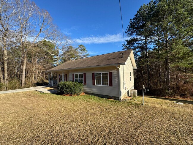 Building Photo - Nice 3/2 House in Silver Creek with bonus rooms- $1,495