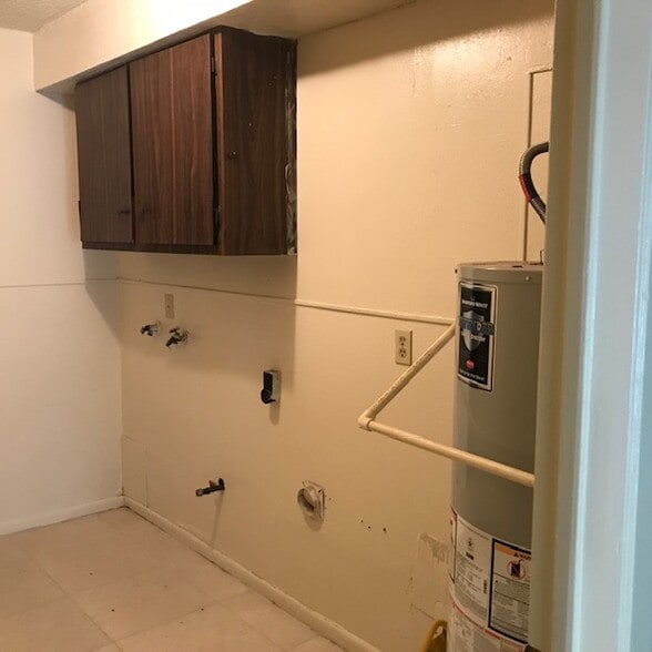 Utility room - 1202 Peach Spring Dr