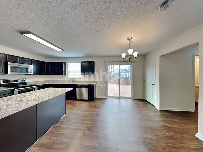 Building Photo - 99 Wooded Ridge Dr