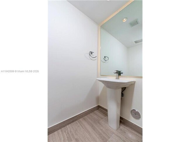 Building Photo - 1300 Brickell Bay Dr