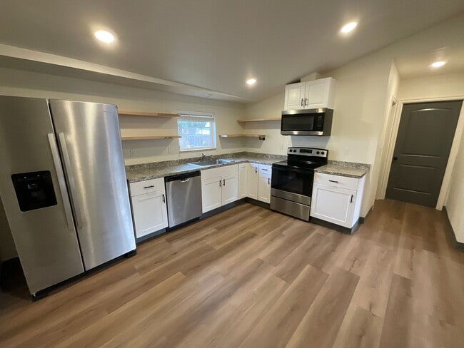 Building Photo - 547 E Hickory St