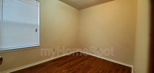 Building Photo - 425 Pine Crescent Way