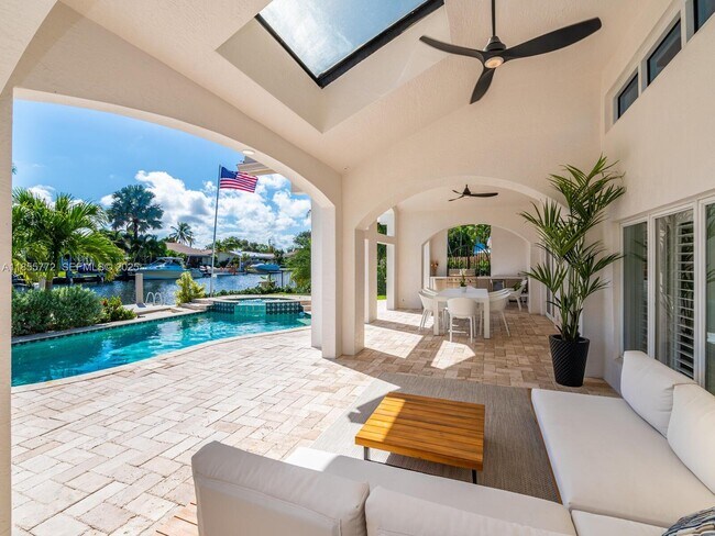 Building Photo - 2118 NE 15th St