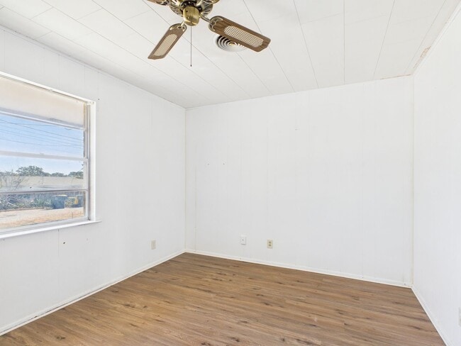 Building Photo - Unit 8