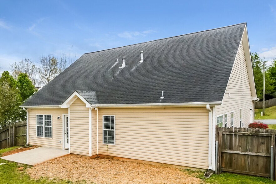 Building Photo - 204 Lee Ct