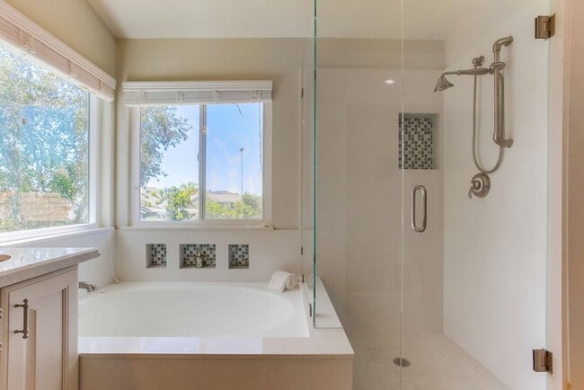 Building Photo - 10730 Carillon Ct