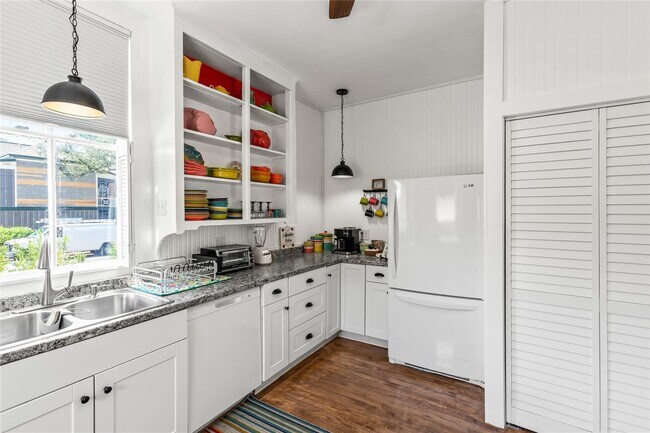 Building Photo - 2927 Bernardo De Galvez Ave