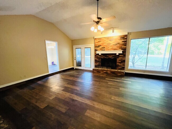 Building Photo - 909 E 13th St