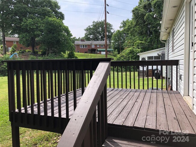 Building Photo - 703 Battleground Rd