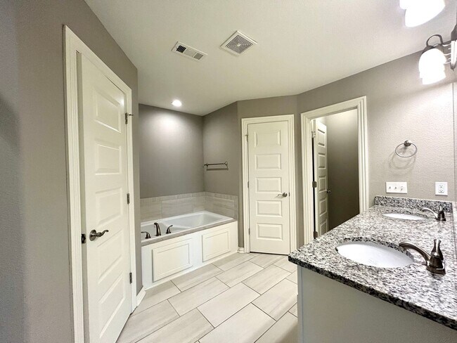Building Photo - Gorgeous Home with Vaulted Ceilings and La...