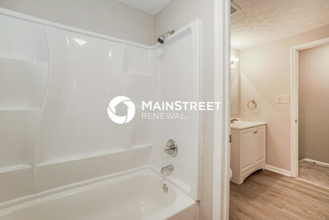 Building Photo - 4 Bedroom Pet-Friendly Home in Columbus, OH with Main Street Renewal