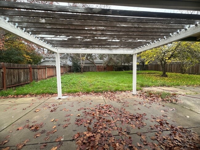 Building Photo - Three Bedroom 2 Bathoom with Large Yard