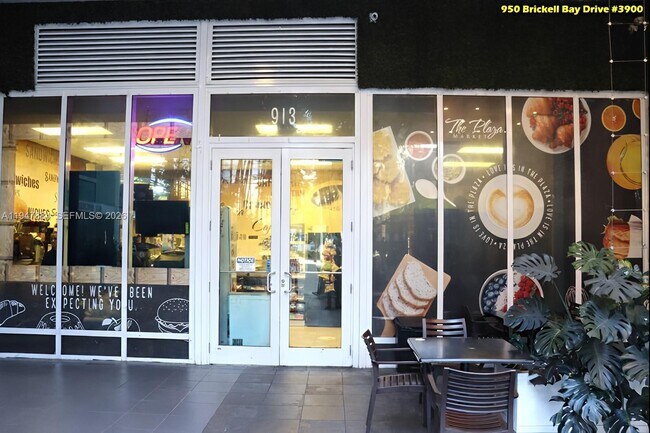 Building Photo - 950 Brickell Bay Dr