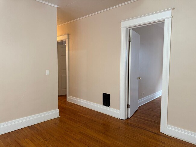 Building Photo - 943-945-945 Dewey Ave