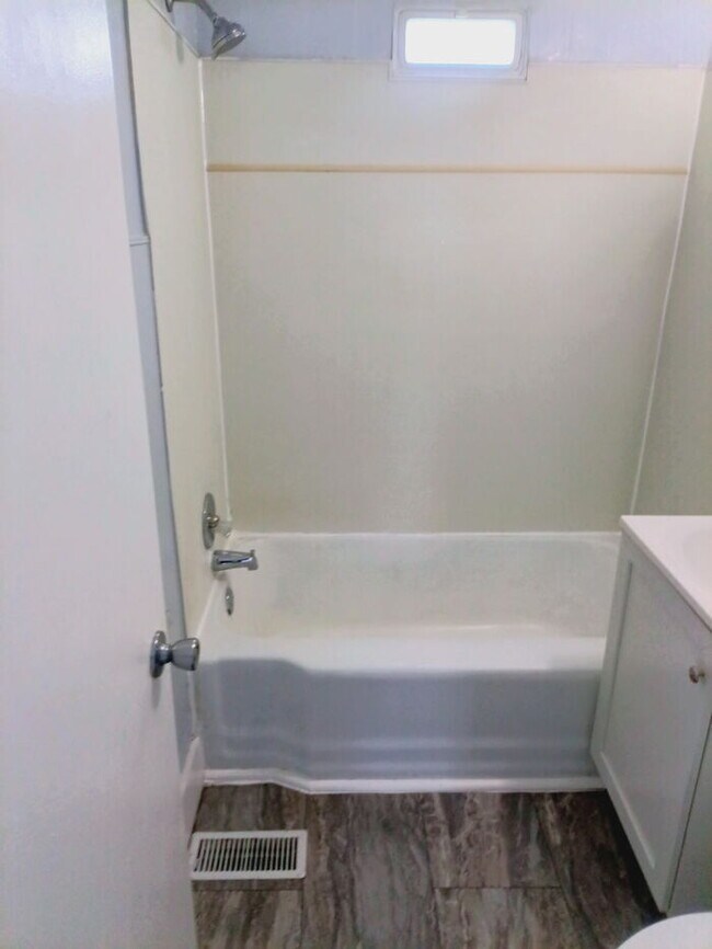 Building Photo - Fully Renovated 2 Bed | Fresh, Clean, Move-In Ready