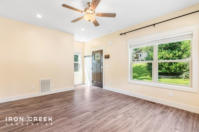 Building Photo - Modern Three-Bedroom Home with Screened Po...