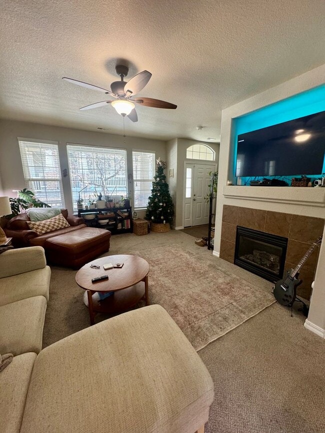 Building Photo - Updated Townhome in North Colorado Springs