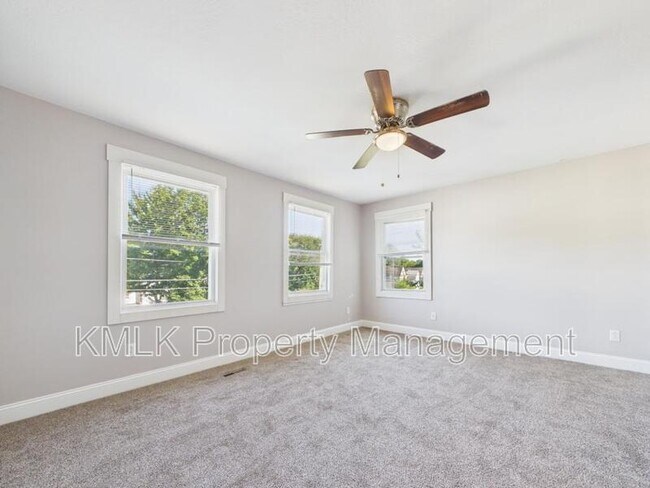 Building Photo - 428 Allyn St