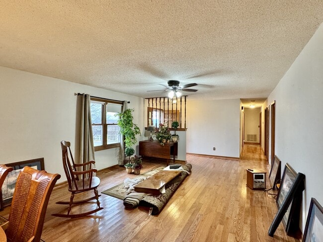 Building Photo - 702 W 6th Ave