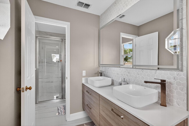 Building Photo - 1676 SW Mackey Ave