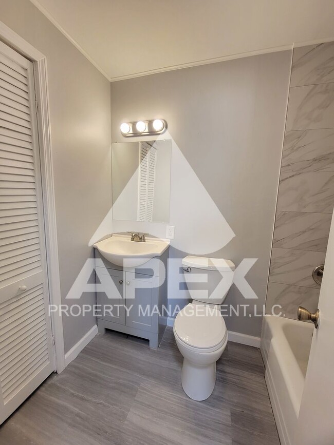 Building Photo - Renovated - 3 Bd 1 Ba Single Family home i...