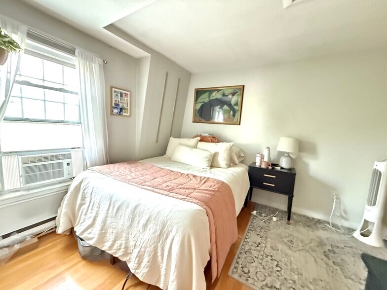 Building Photo - 373 K St