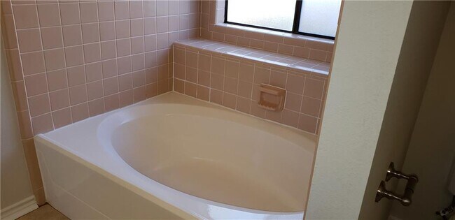 Building Photo - 808 David Curry Dr