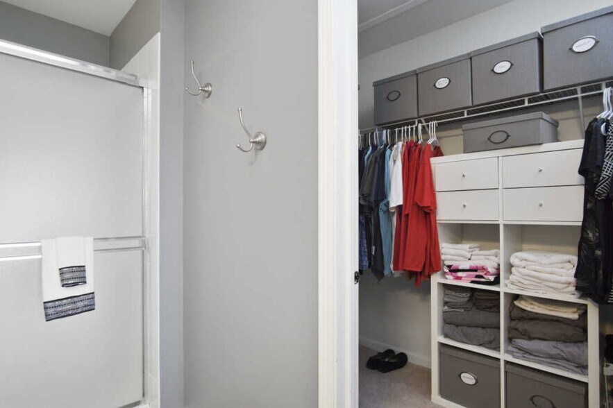 Walk in Closet with Built Ins - 15353 Sheffield Square Pkwy
