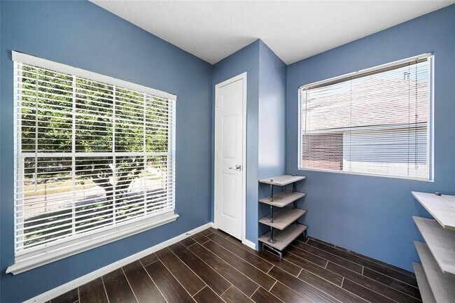 Building Photo - 2645 Lakeway Dr