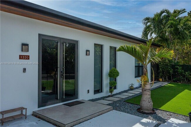 Building Photo - 1320 N Biscayne Point Rd
