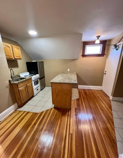 Building Photo - 62 Quaker Ln S