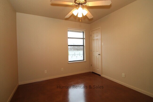 Building Photo - Spectacular Duplex--Won't last long!