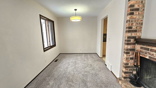 Building Photo - "Charming 3-Bed Townhouse with 2 Full Baths and Spacious 1,492 Sq Ft in Maple Grove!"