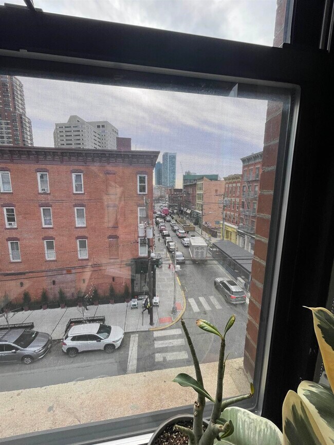 Building Photo - 354 Grove St