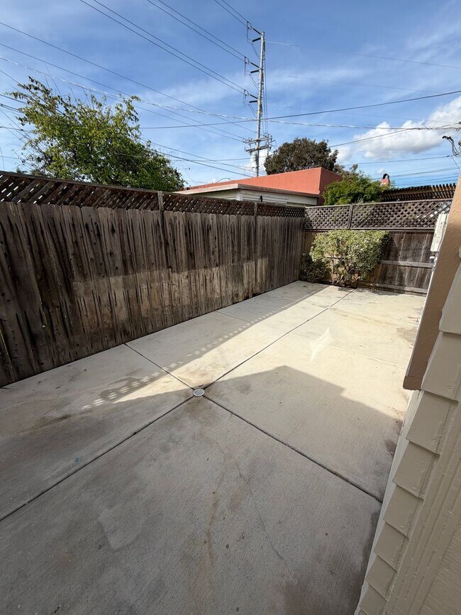 Building Photo - 4832-4834 Kansas St