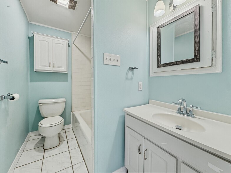 Building Photo - 1656 Pleasure St