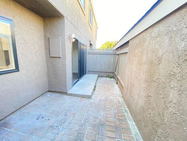 Building Photo - Beautiful 2 bed 2.5 Bath, Newport Beach