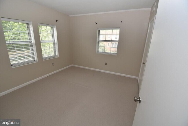 Building Photo - 1816 Queens Ln